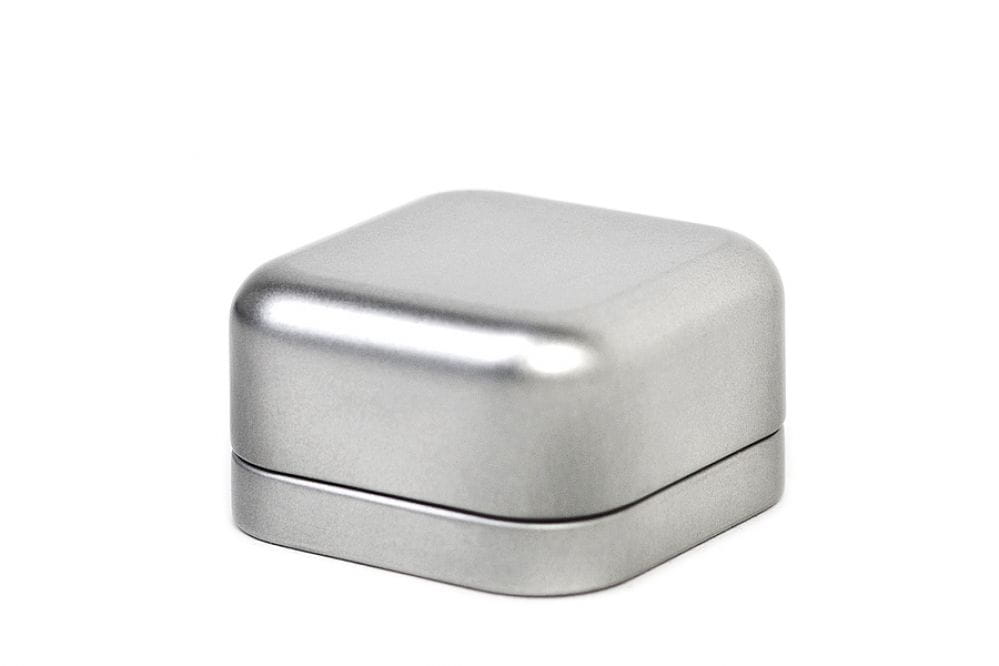 Kleine quadratische Metalldose